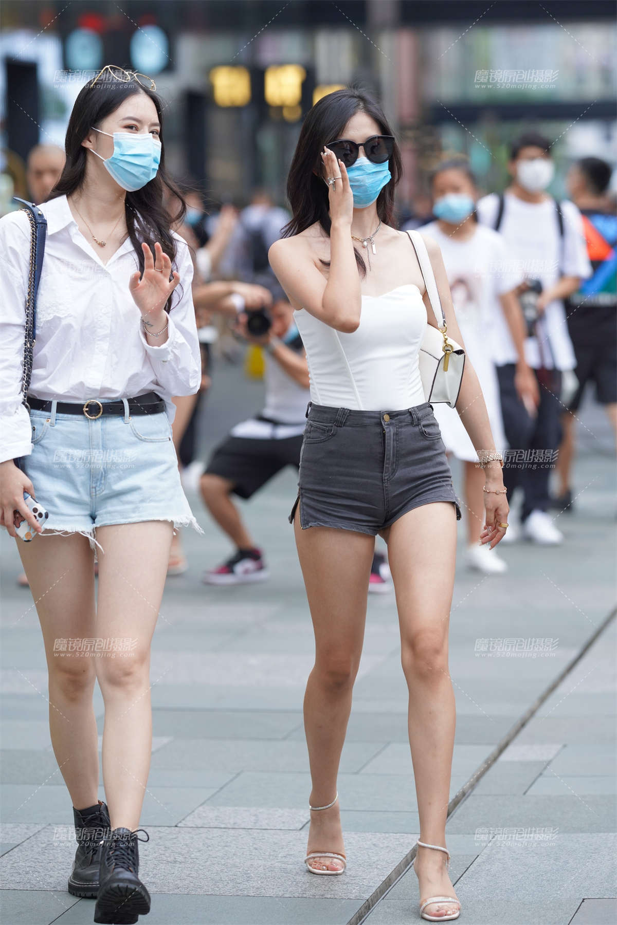 热裤长腿很抢眼-日更街拍