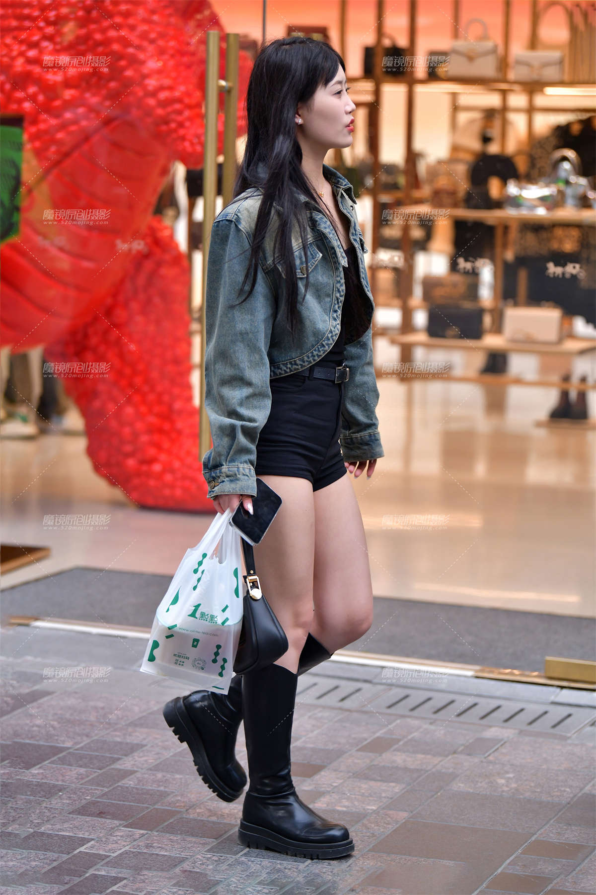 ★长靴黑热裤美女-日更街拍