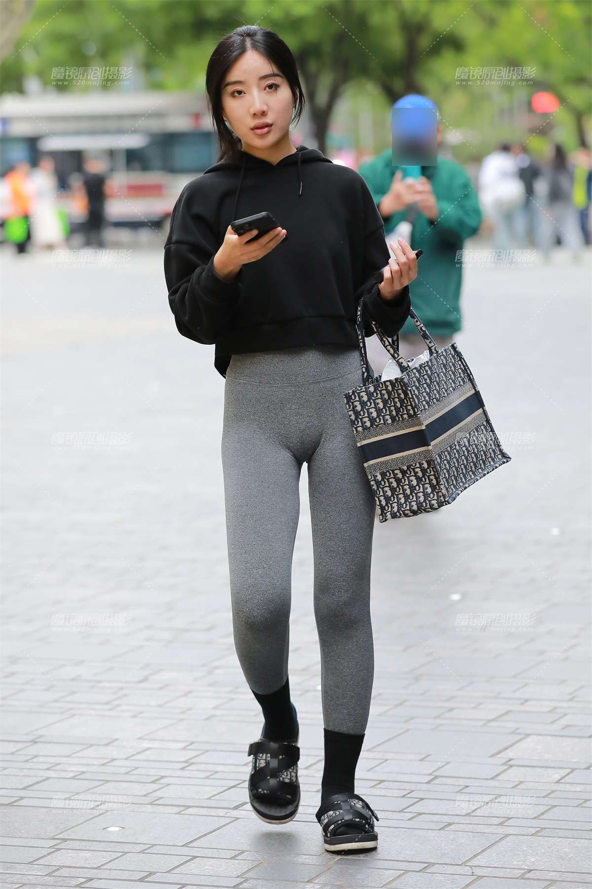 图片[2]-【玻璃街拍】灰色瑜伽裤小妹-日更街拍