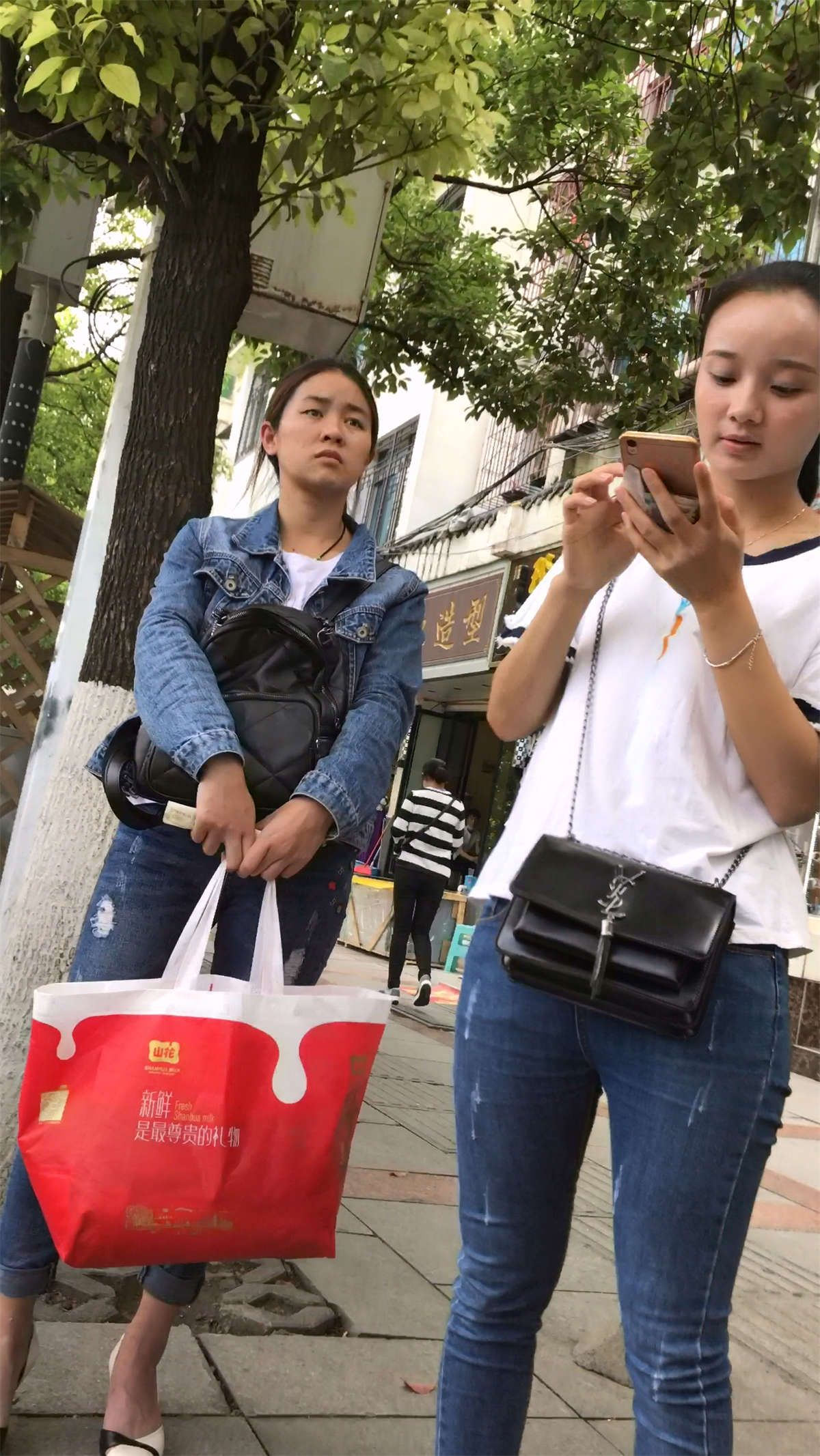 图片[2]-白T恤紧身蓝牛妹子在等公交车-日更街拍