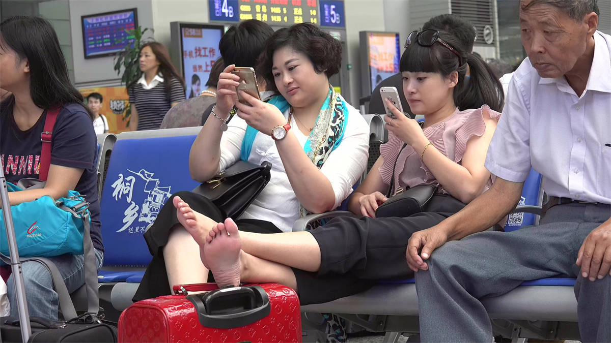 图片[2]-虽然动作略有不雅，但这双足底却是出奇的美观-日更街拍