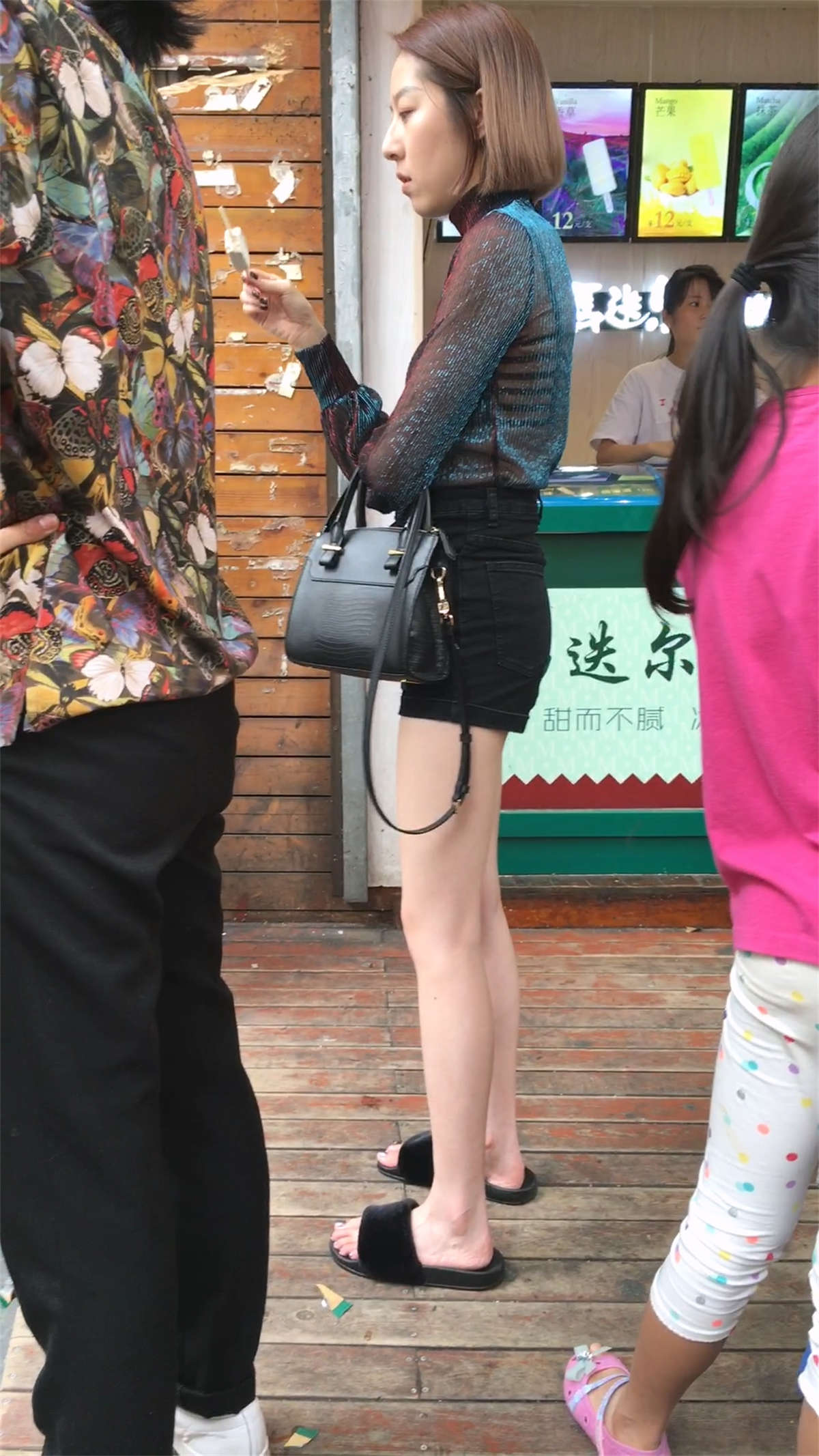 什么叫魔鬼，这就是身材-日更街拍