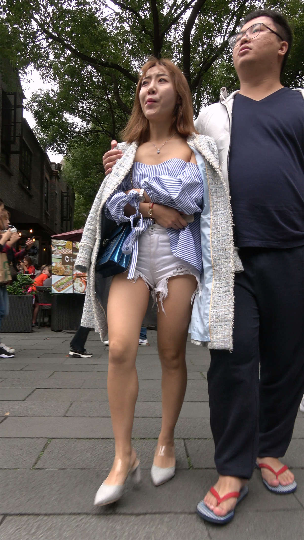 超短热裤美腿高跟姑娘-日更街拍
