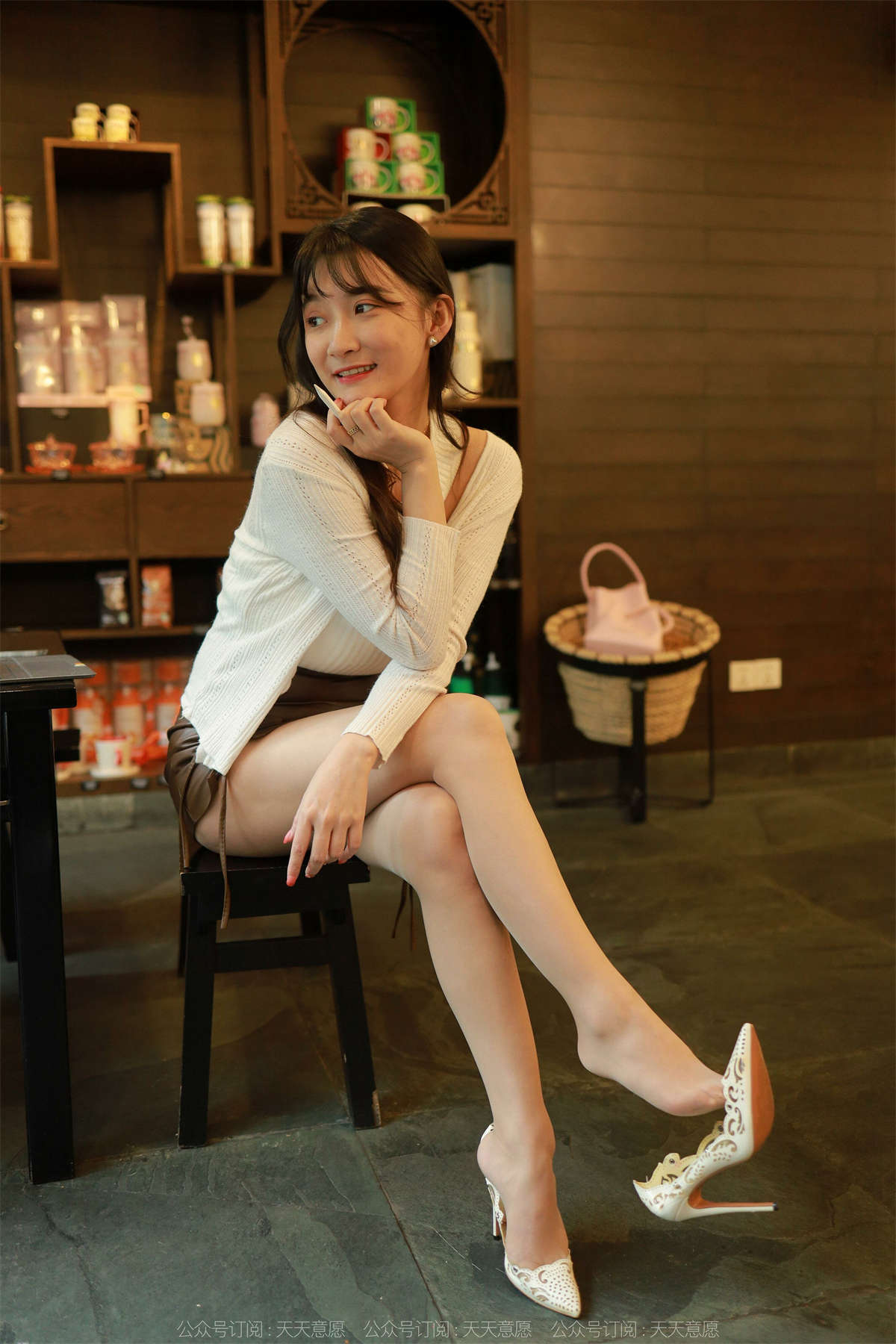 图片[2]-IESS异思趣向 2022.04.27 丝享家1072：秋秋 迷人事业线-日更街拍