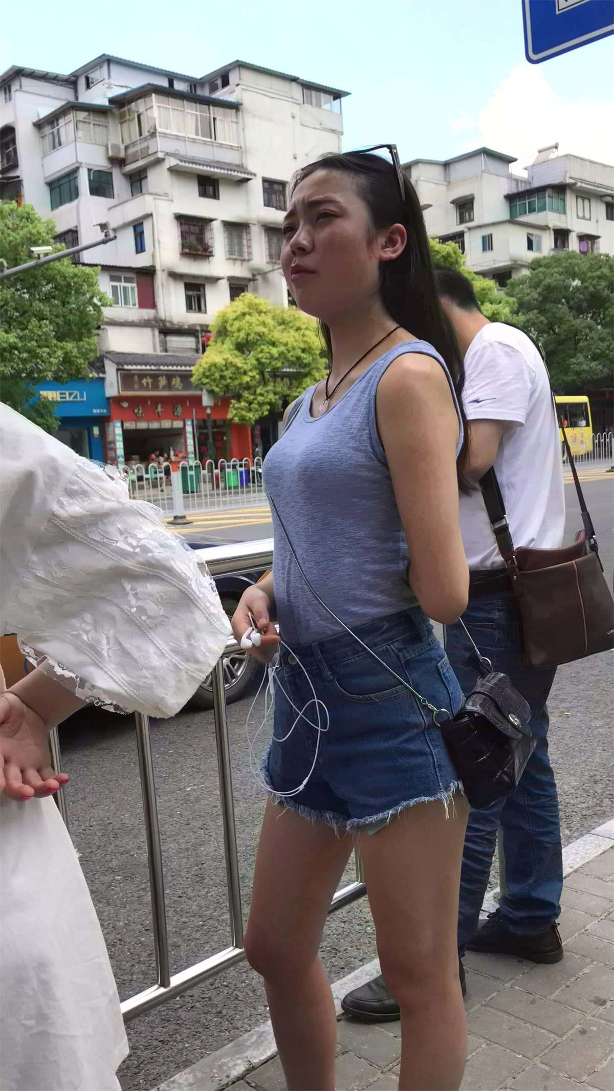 很有感觉的高腰热裤街拍美女-日更街拍