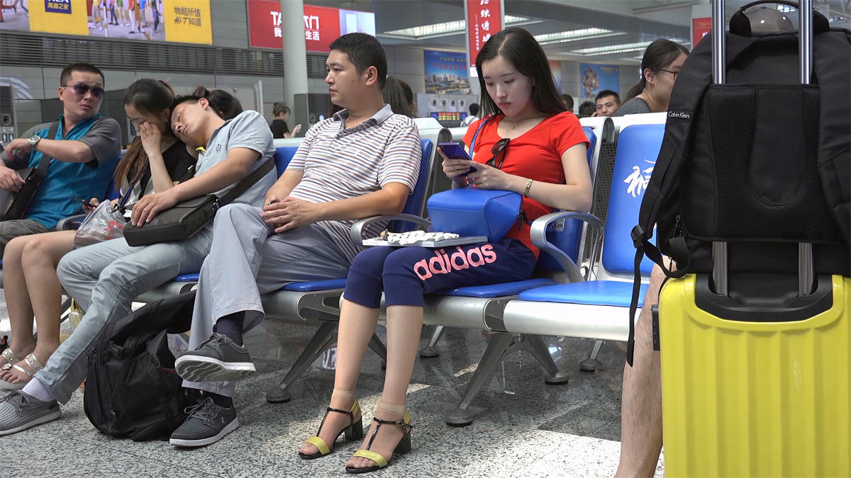 图片[2]-肤如凝脂的漂亮女孩，复古展示“短丝+凉鞋”的经典搭配-日更街拍