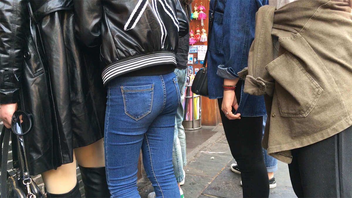 图片[2]-超紧绷圆臀牛仔裤妹子-日更街拍