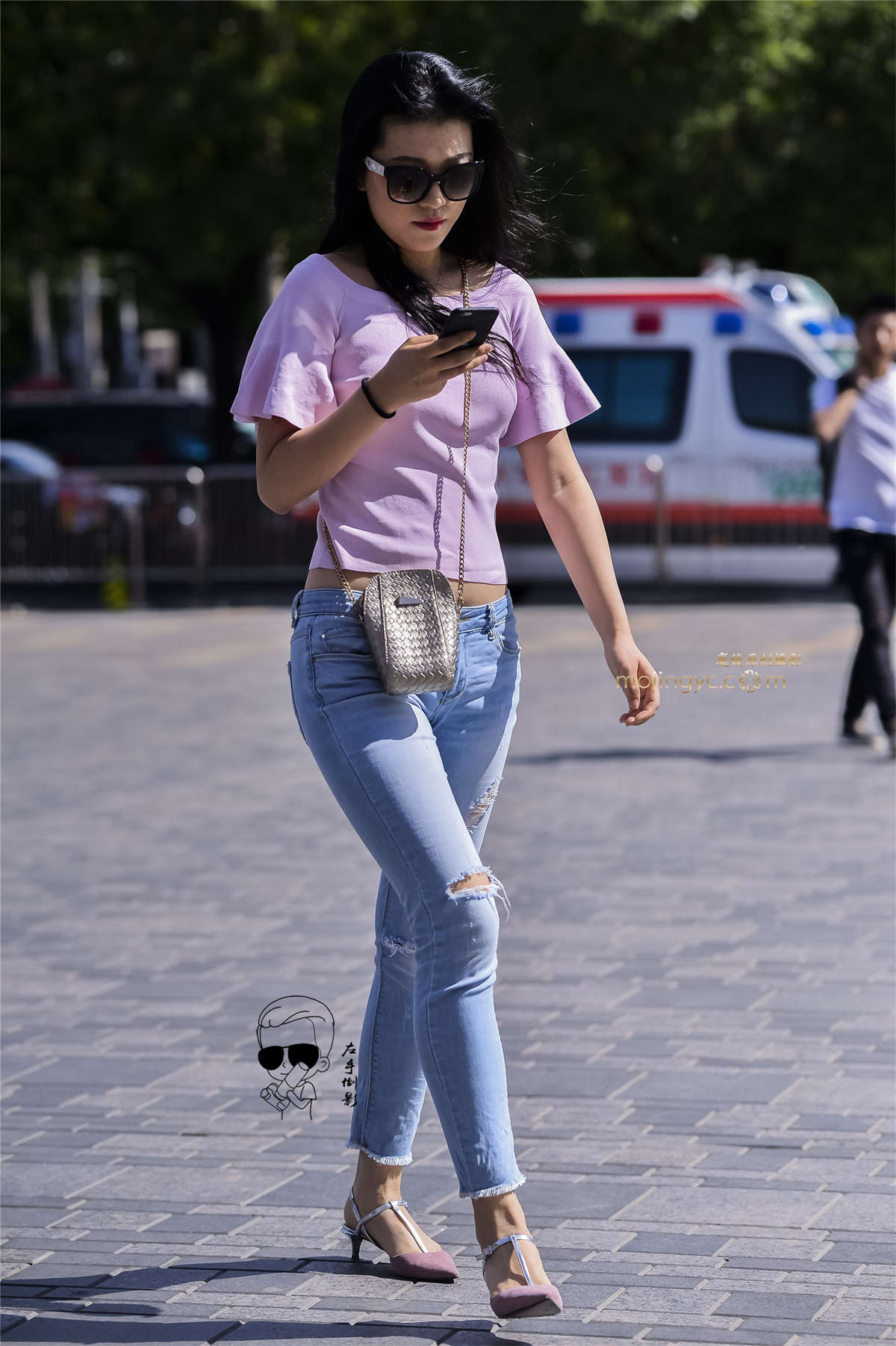 牛仔紧绷显美臀-日更街拍