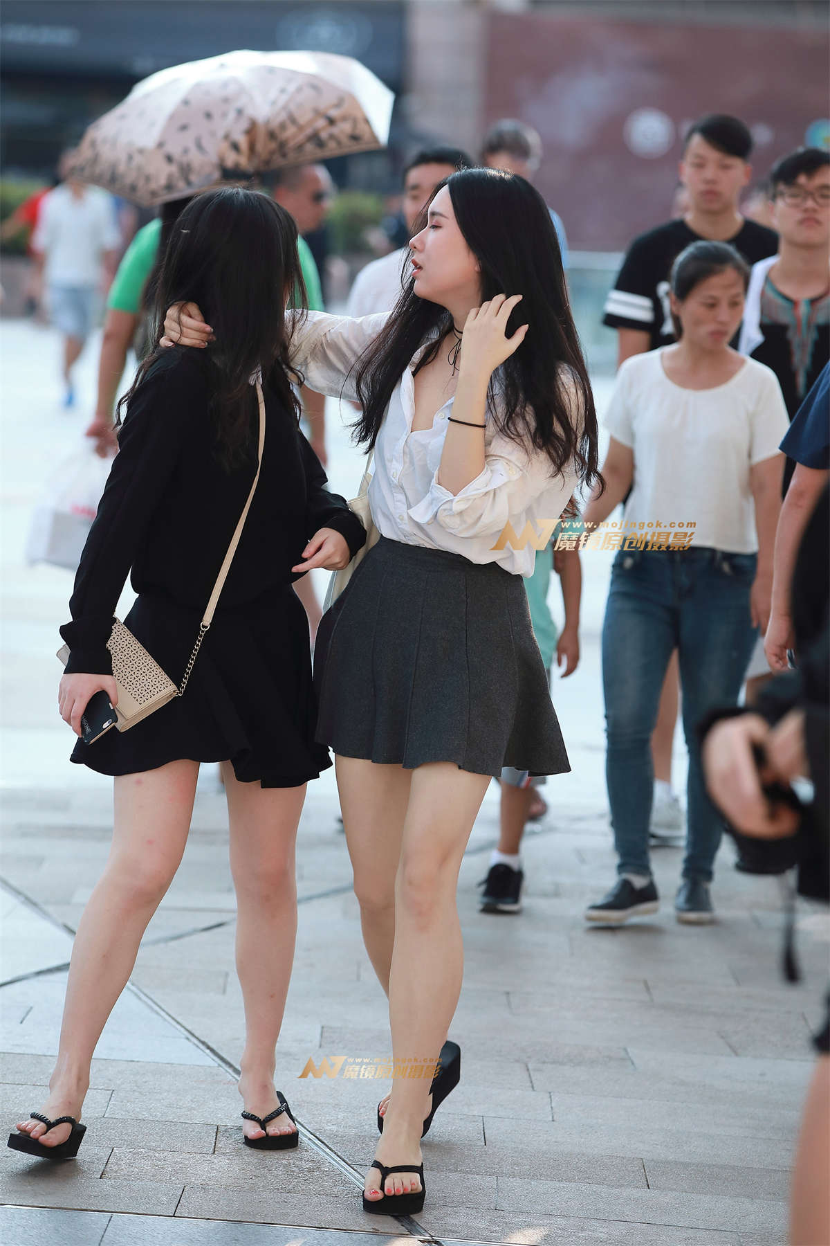 小摆裙，裸腿，丰韵美女-日更街拍
