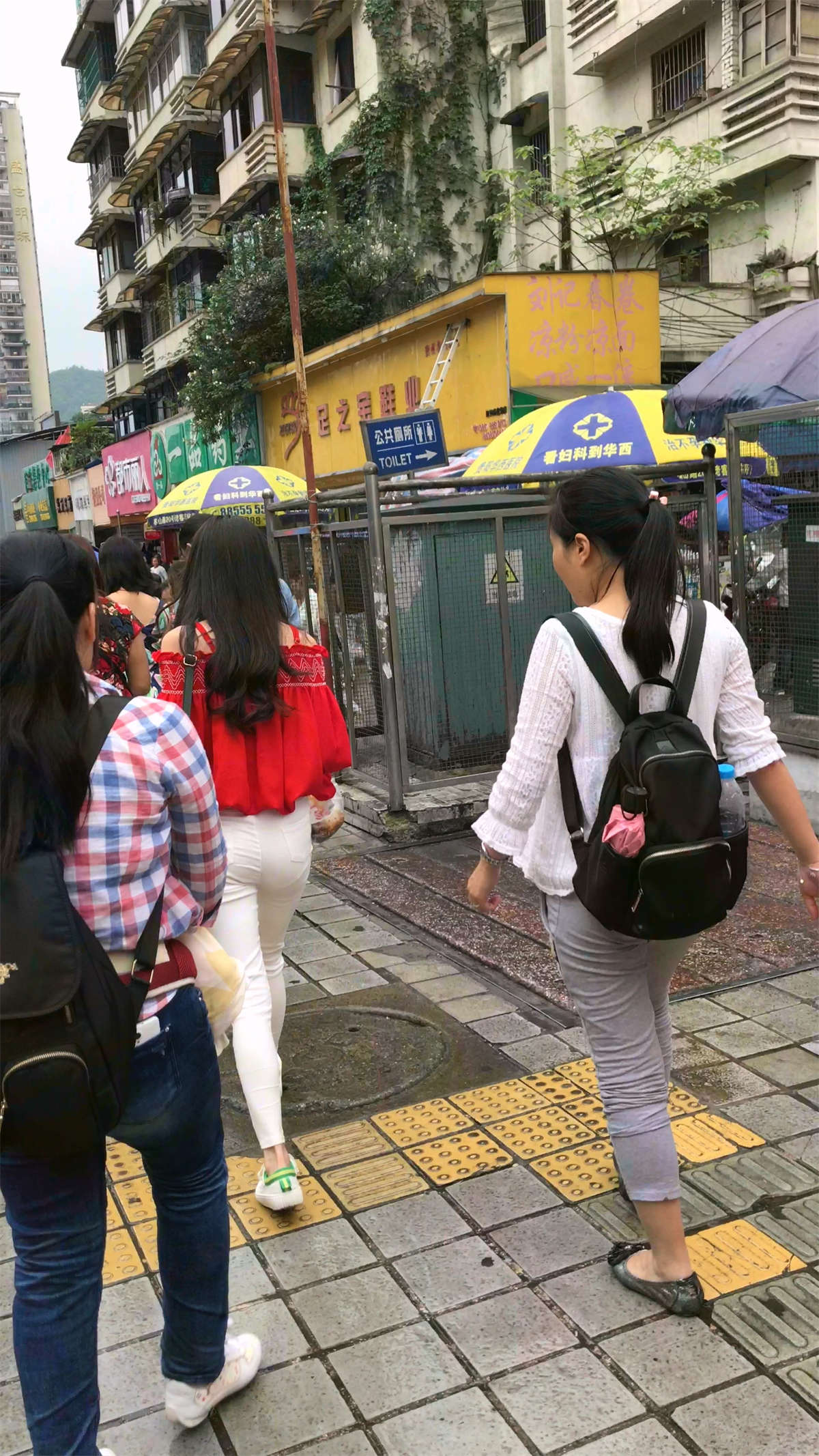 跟拍鲜艳大红吊带衫紧身白裤小学妹-日更街拍