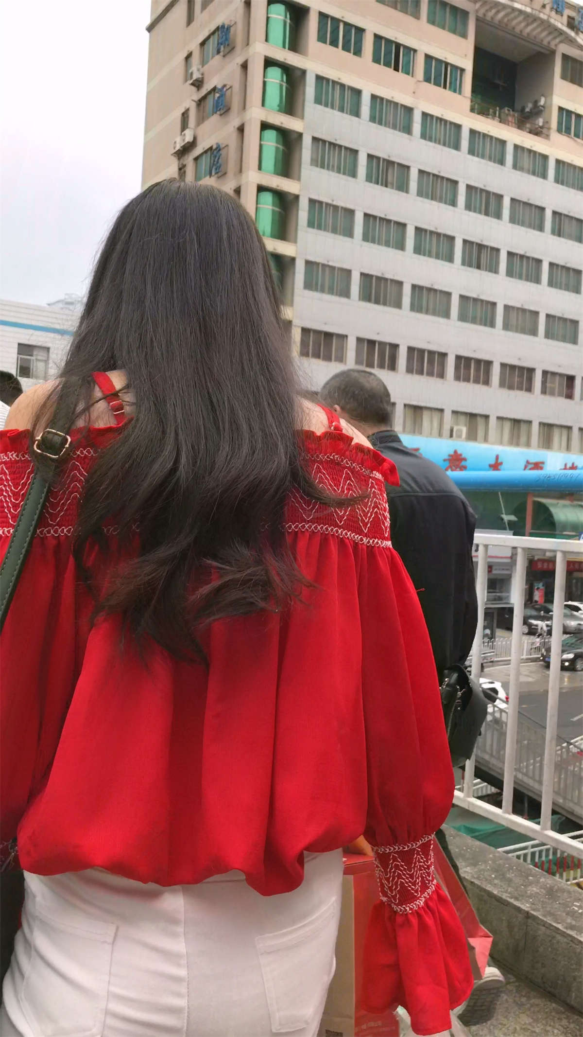 图片[2]-跟拍鲜艳大红吊带衫紧身白裤小学妹-日更街拍