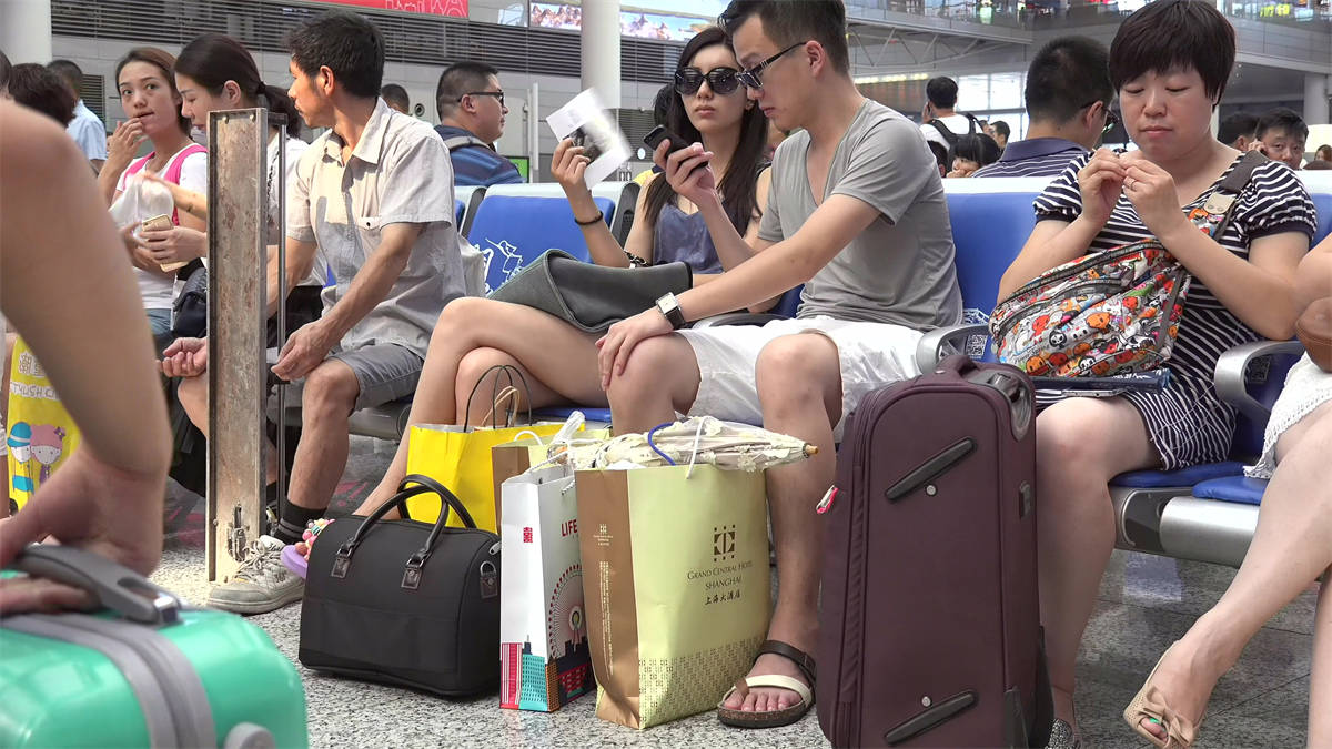 图片[2]-候车室难得见到的高分美女-日更街拍