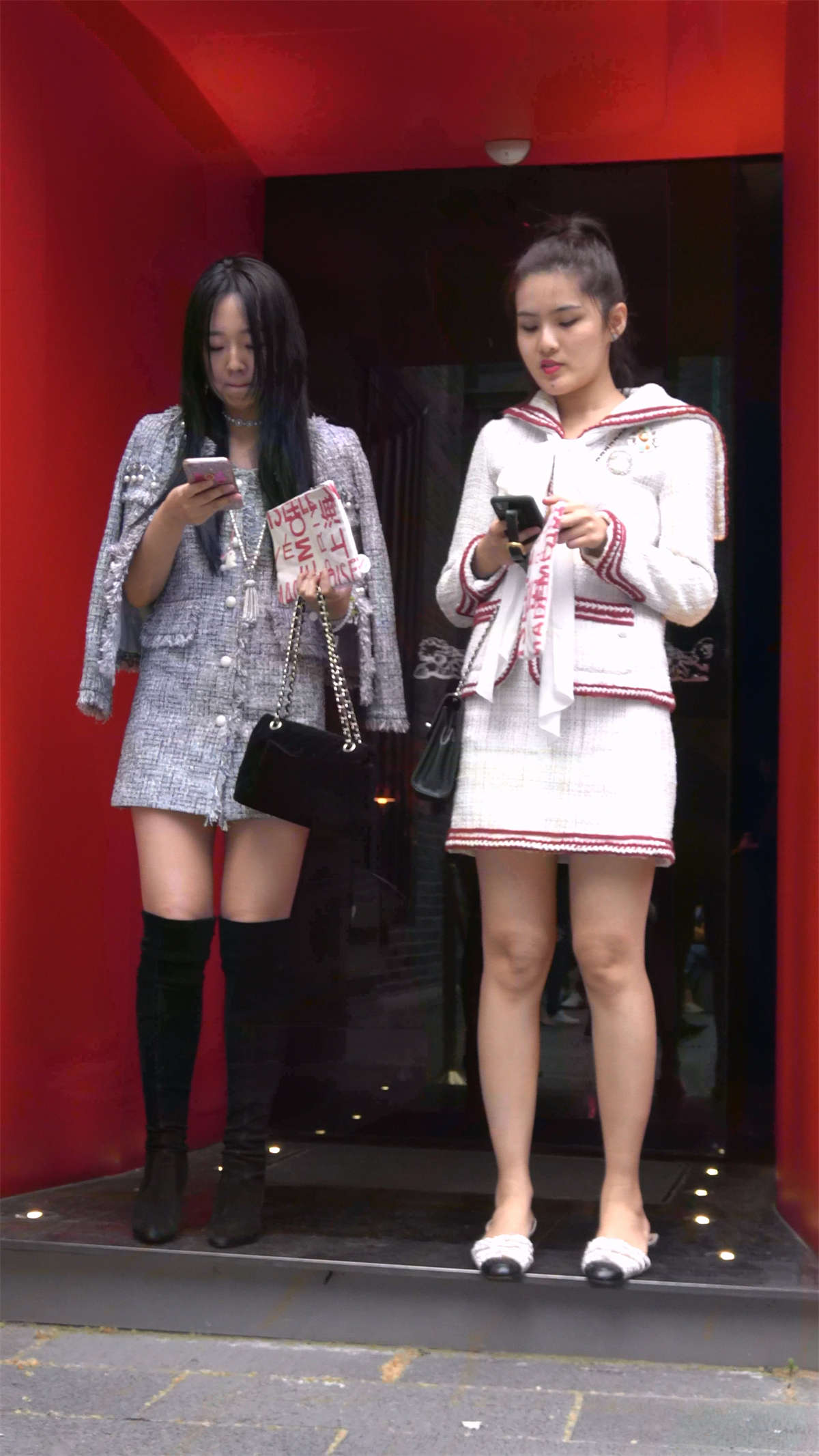 短裙美女姐姐两枚-日更街拍