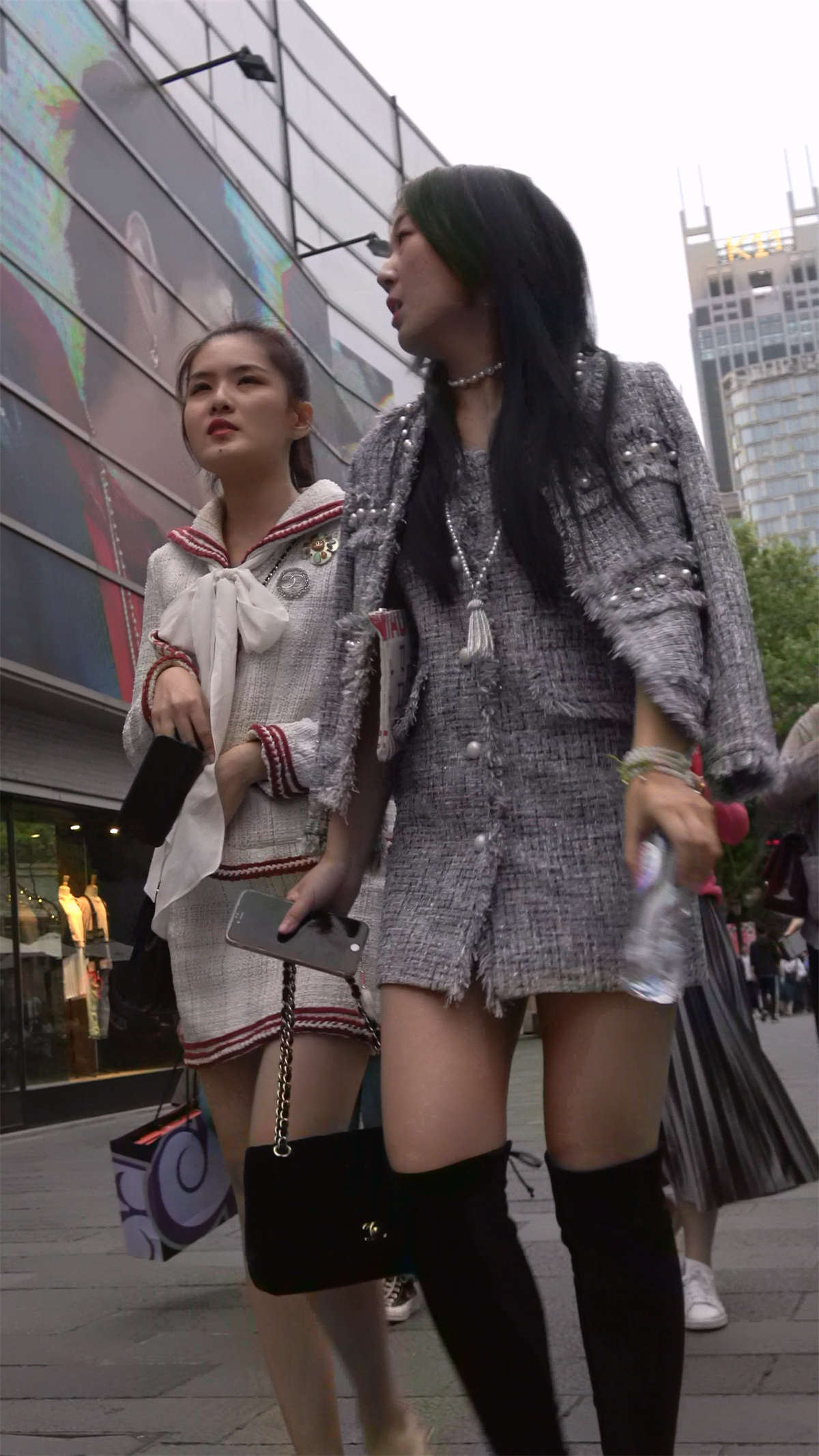 图片[2]-短裙美女姐姐两枚-日更街拍