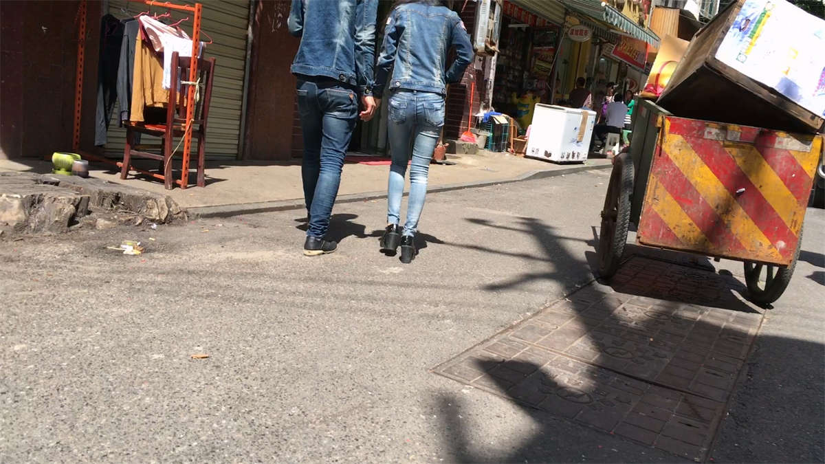 紧身蓝牛妹子好身材-日更街拍