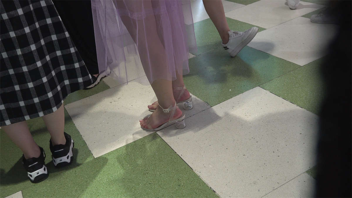 图片[2]-粉嫩美足，仙女气质-日更街拍