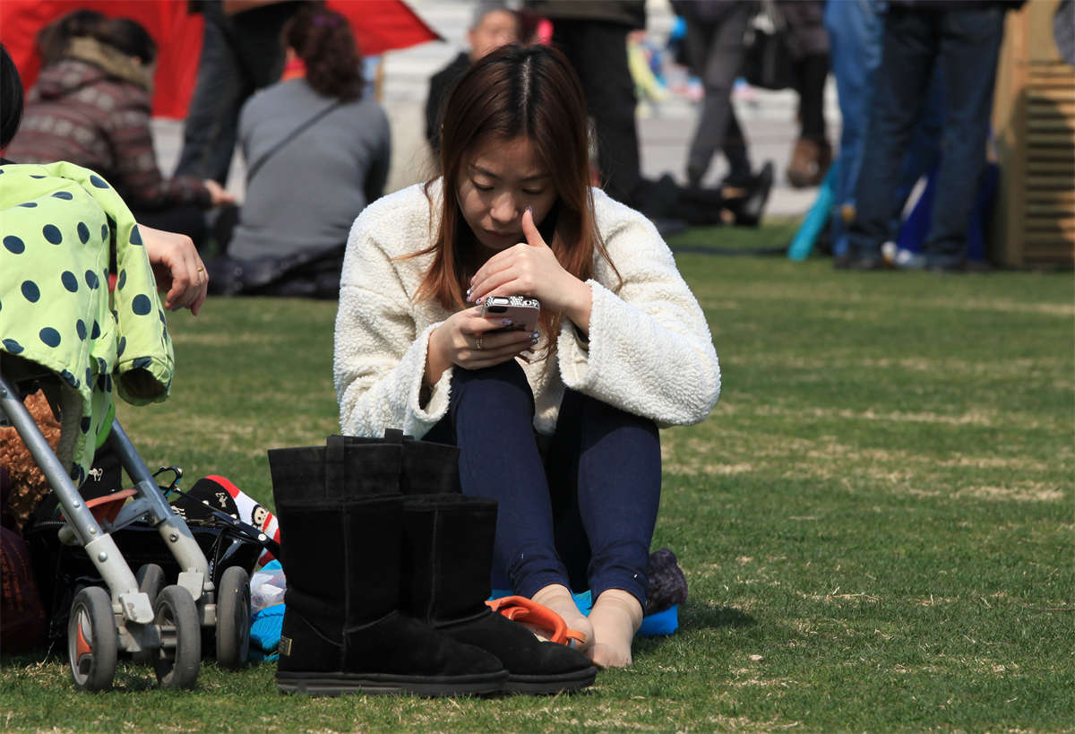 图片[2]-踏青公园街拍系列No.1437 一位“春天穿丝，夏天裸足”的文静少妇-日更街拍