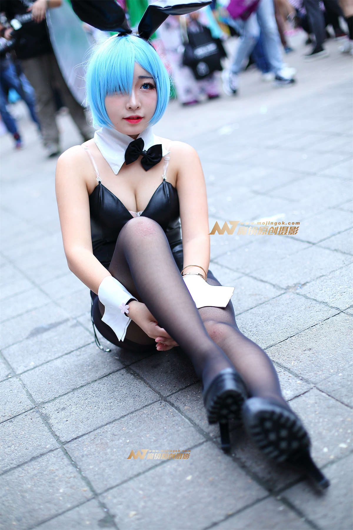 蓝发黑丝兔妹-日更街拍