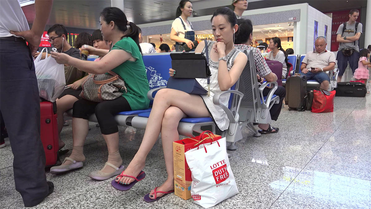精致女人长腿细足，绿趾艳足近看竟是三色-日更街拍
