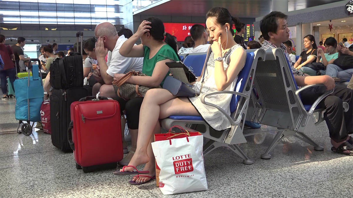 图片[2]-精致女人长腿细足，绿趾艳足近看竟是三色-日更街拍