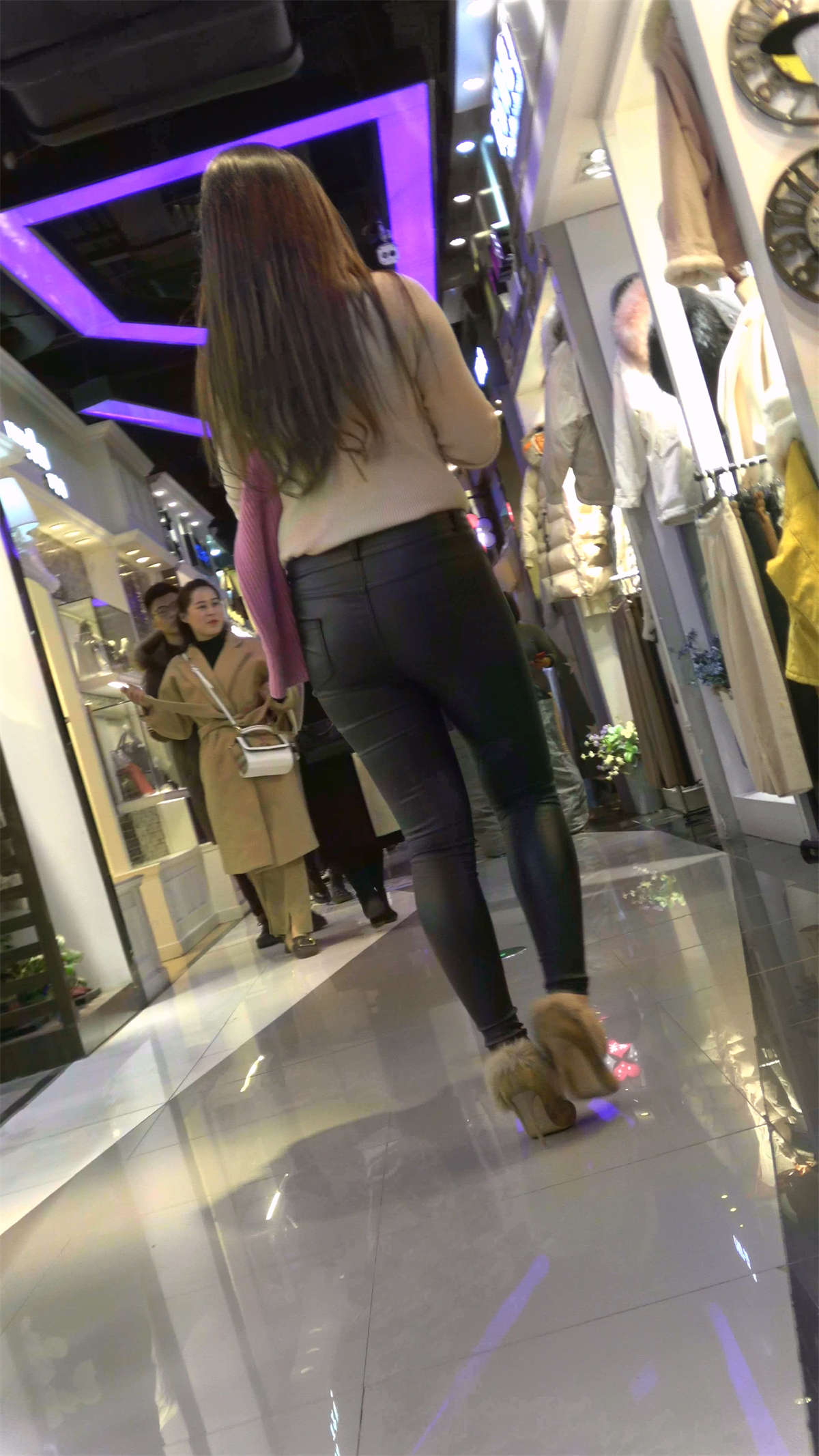 丰腴身材紧身皮裤MM-日更街拍
