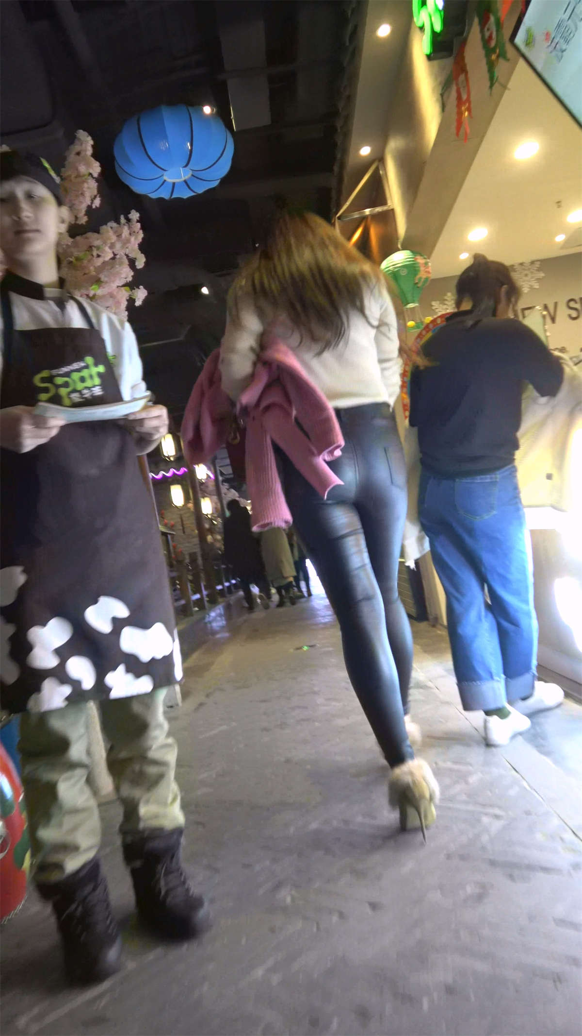 图片[2]-丰腴身材紧身皮裤MM-日更街拍