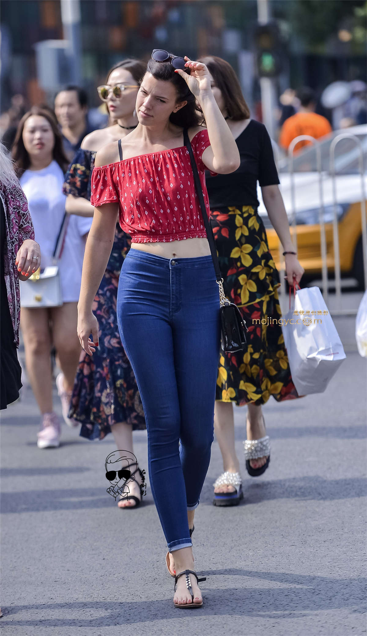 牛仔裤紧绷图显美臀魅力-日更街拍