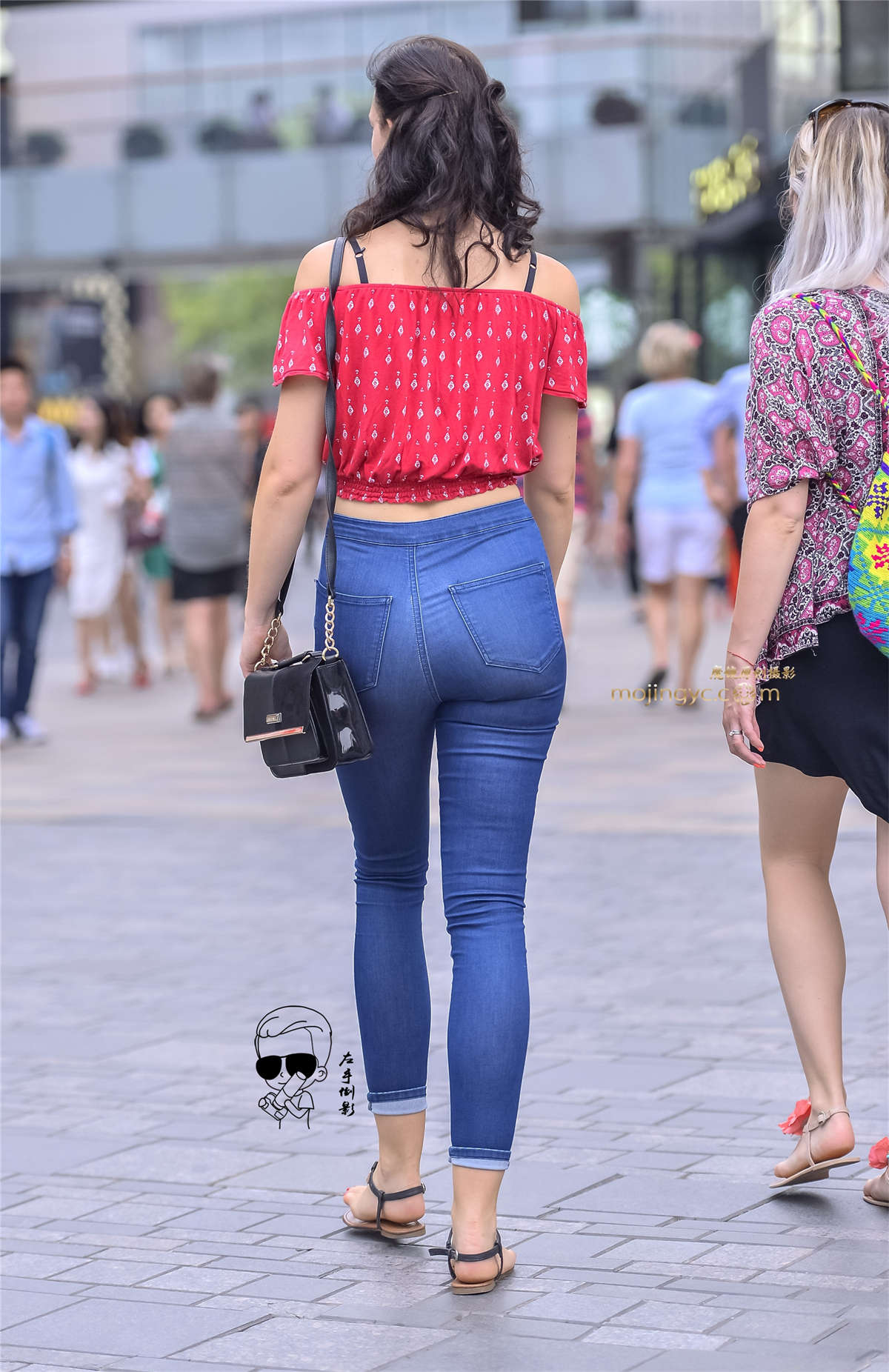 图片[2]-牛仔裤紧绷图显美臀魅力-日更街拍