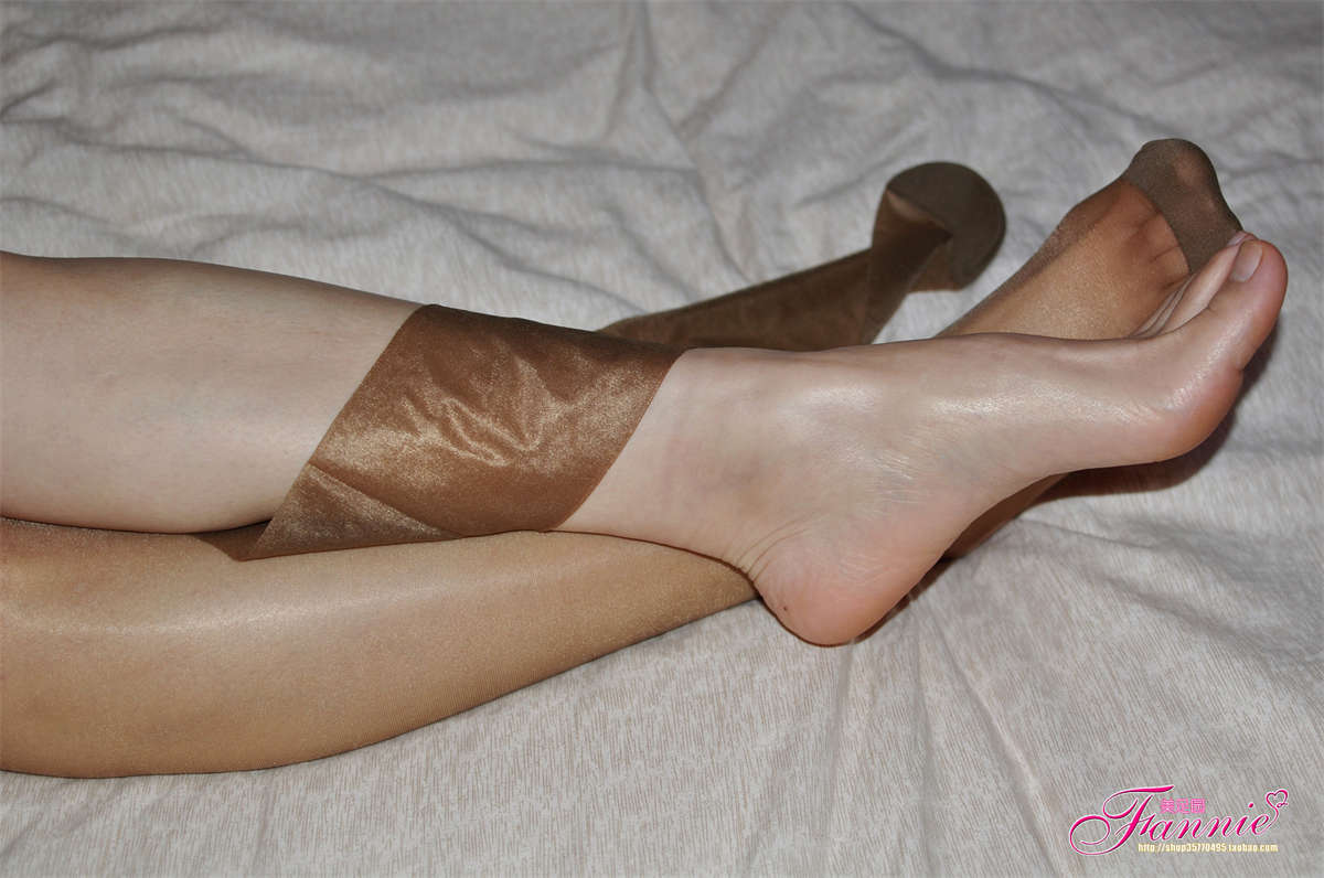 图片[2]-Fannie芬妮美足园NO.212 冬之舞（金咖啡长丝）-日更街拍
