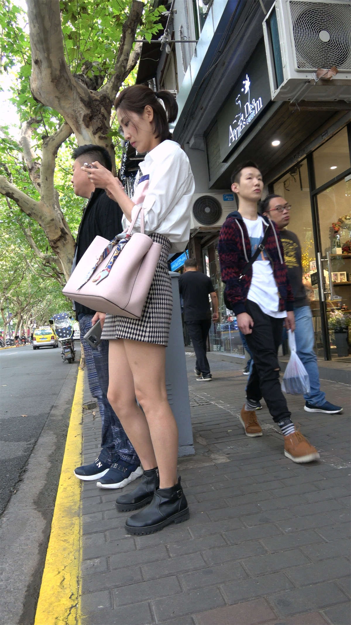 白衬衫斑点裙气质大美女-日更街拍