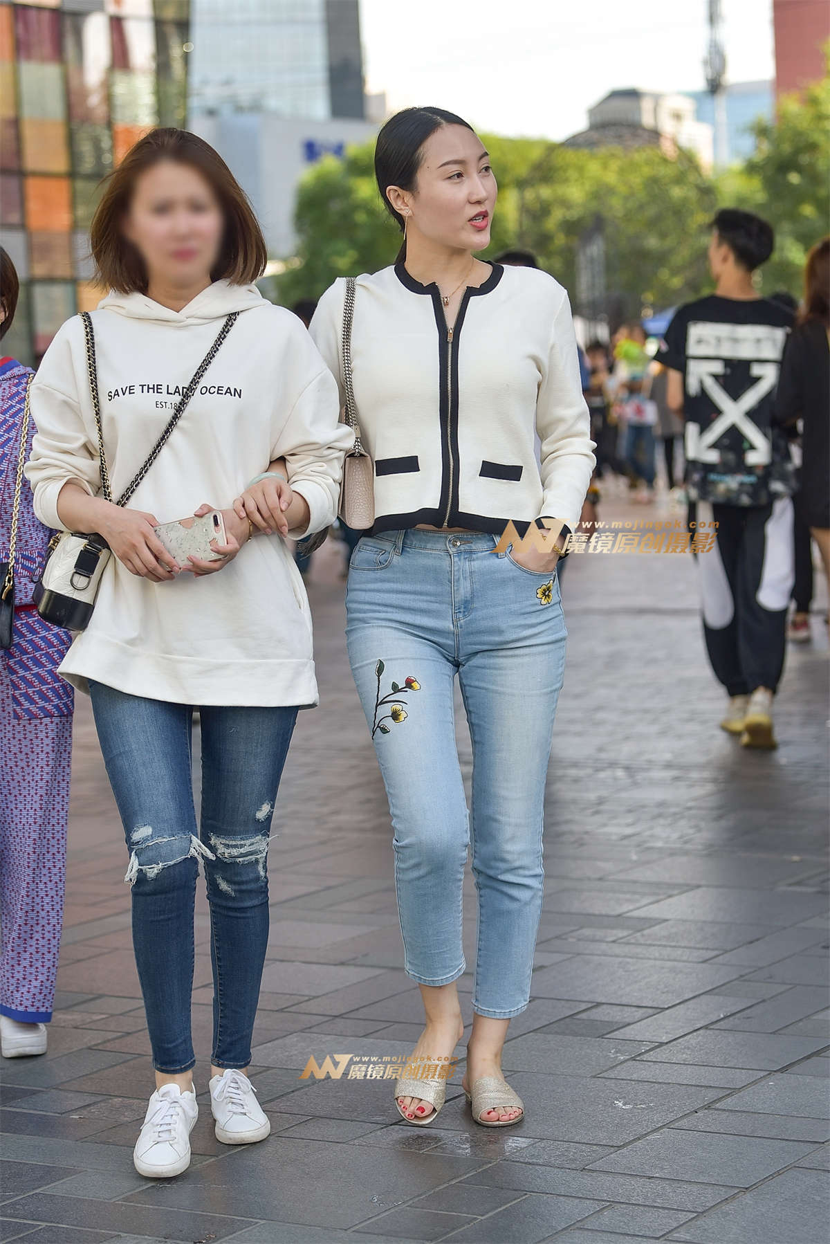 靓丽浅蓝仔裤气质美妇-日更街拍