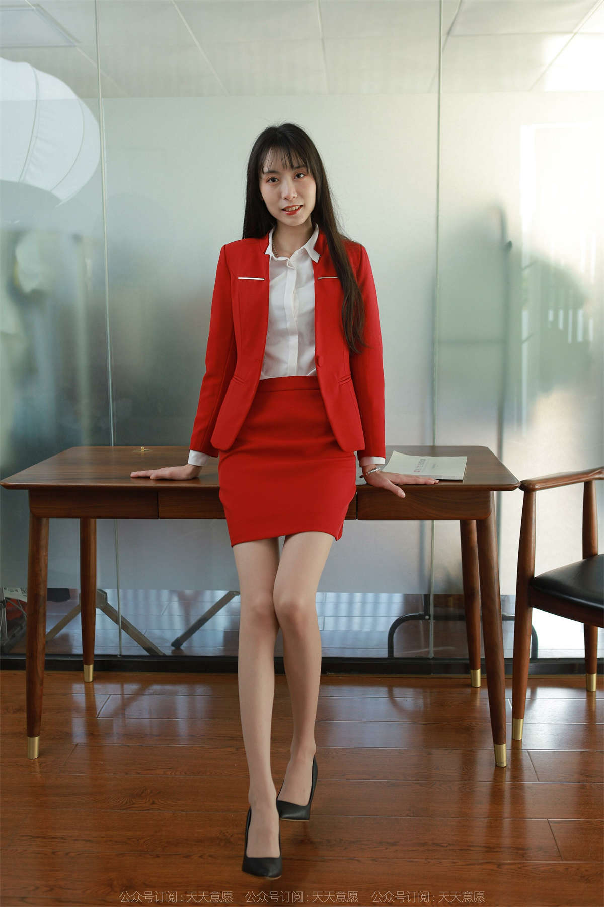 IESS异思趣向 2022.05.03 丝享家1077：团团 红裙丽人大长腿-日更街拍