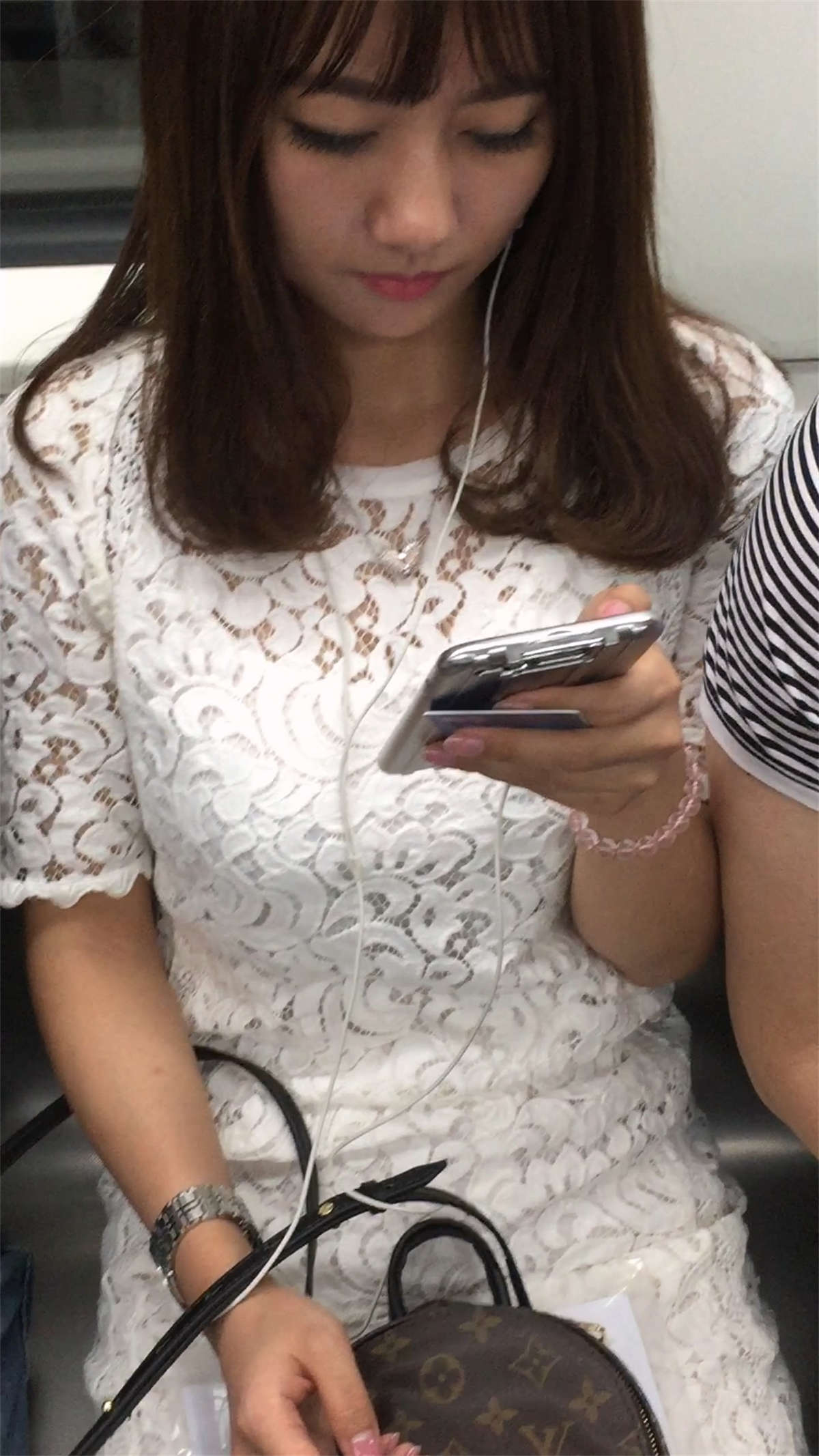 地铁极品美女肉丝美腿-日更街拍