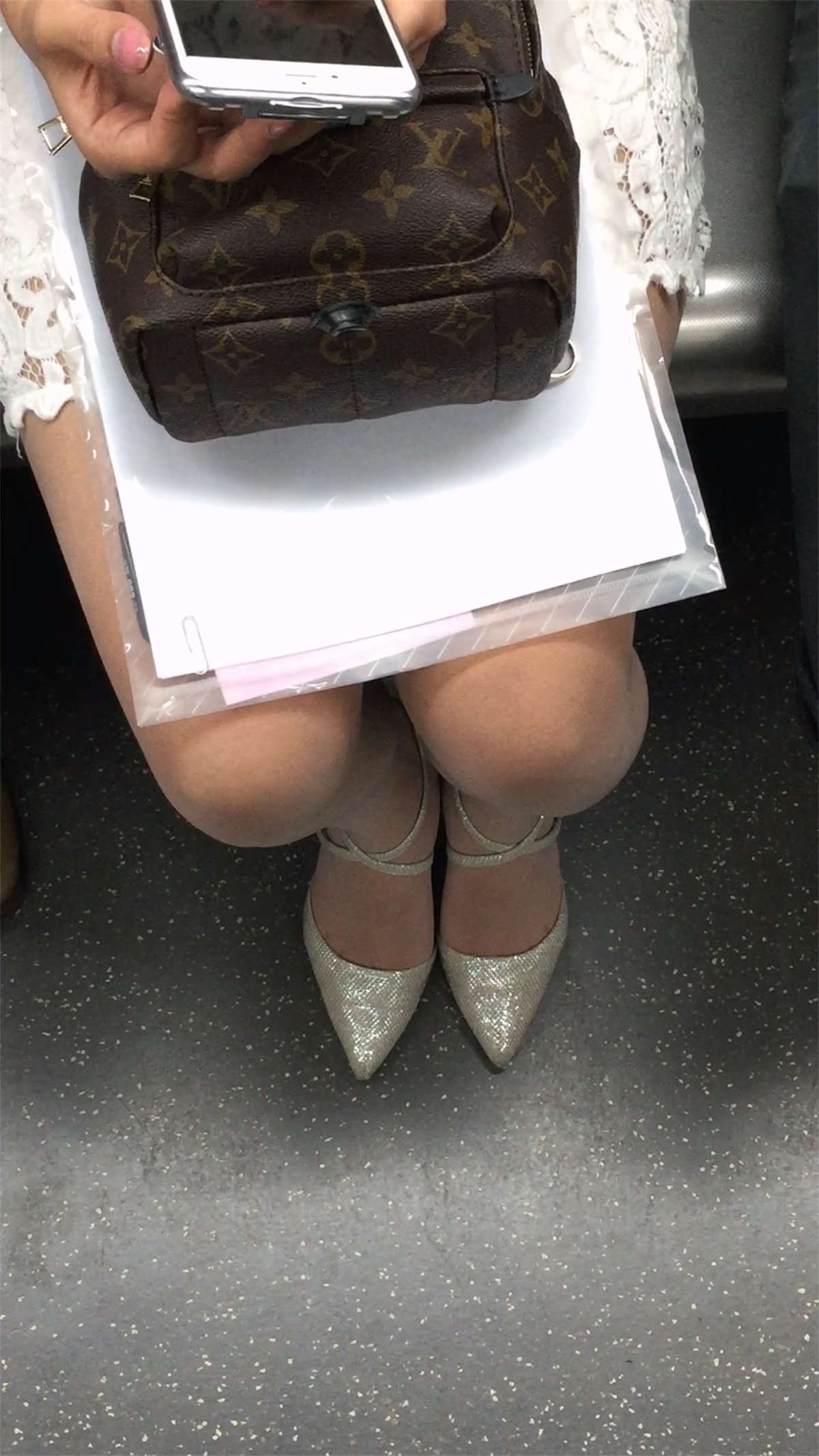 图片[2]-地铁极品美女肉丝美腿-日更街拍