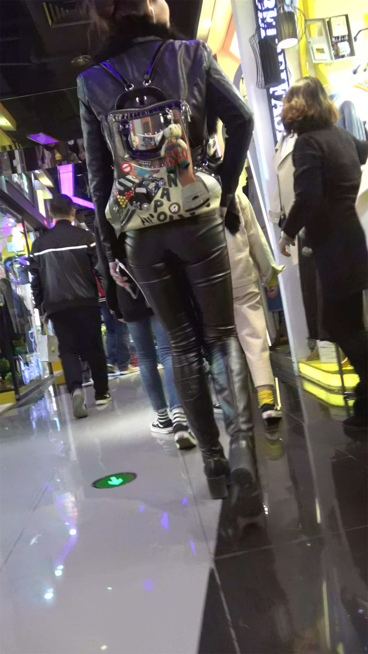 图片[2]-黑色皮衣皮裤性感风韵美眉-日更街拍