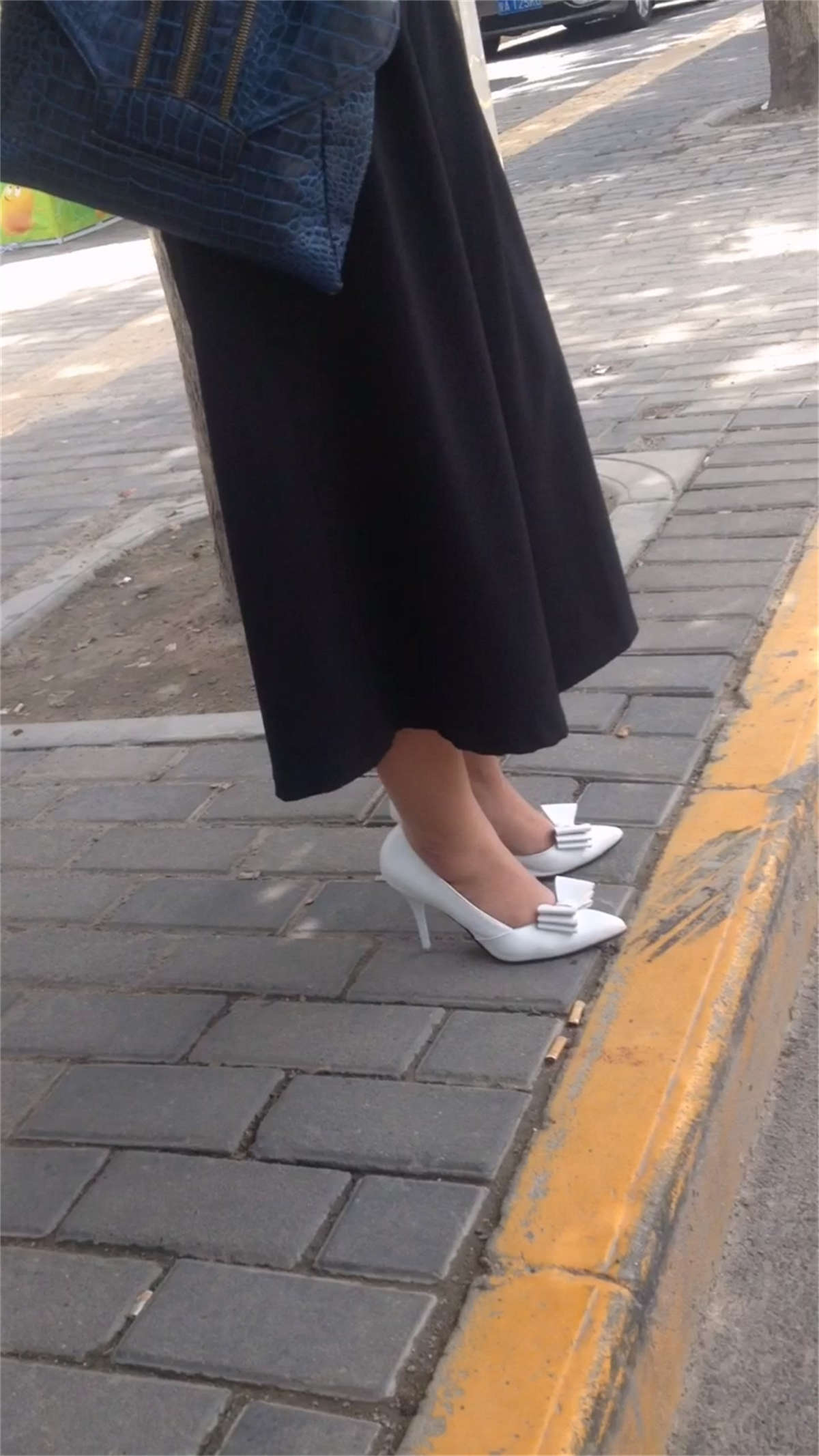 图片[2]-等车的高跟鞋美女-日更街拍