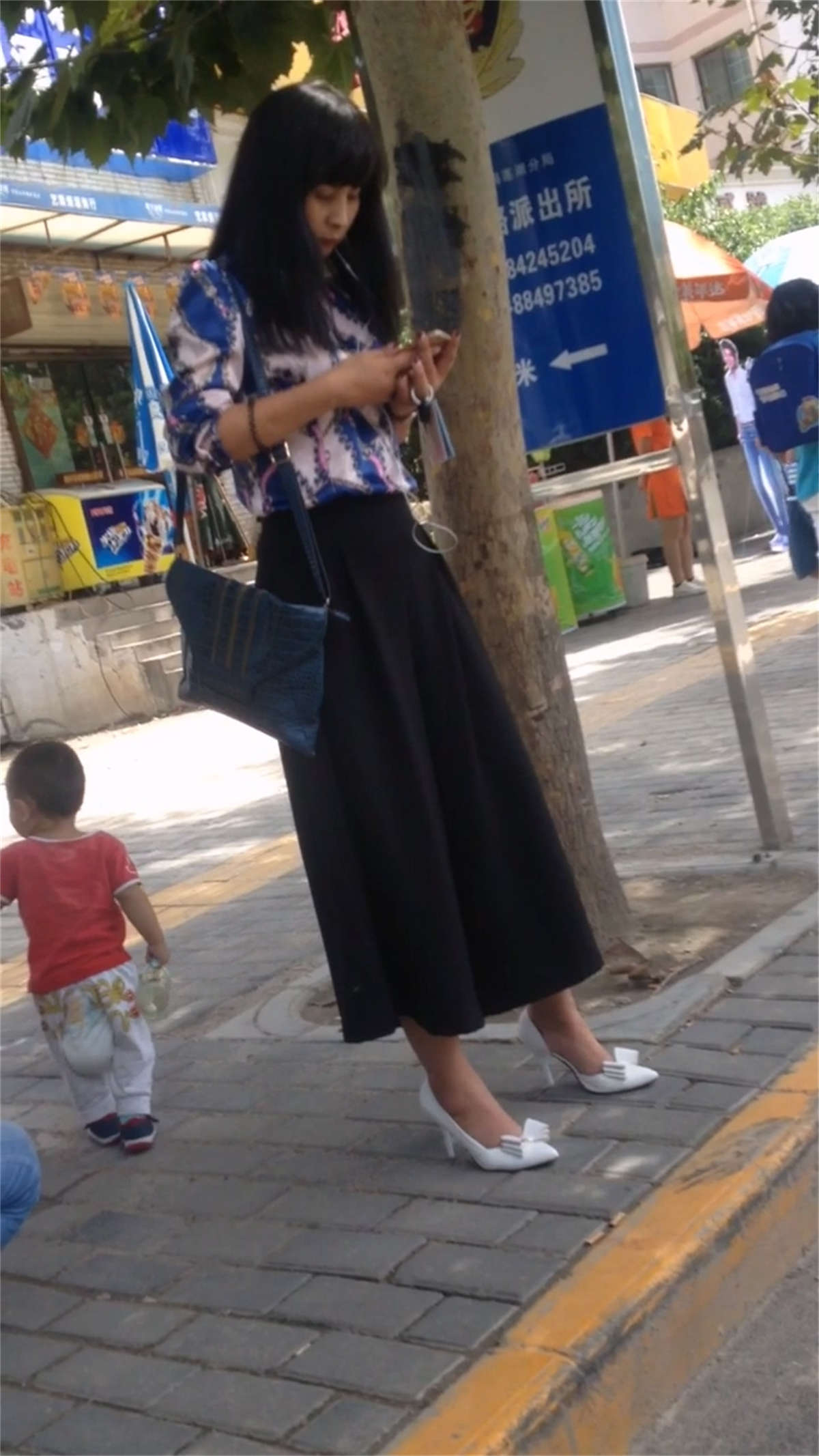 等车的高跟鞋美女-日更街拍