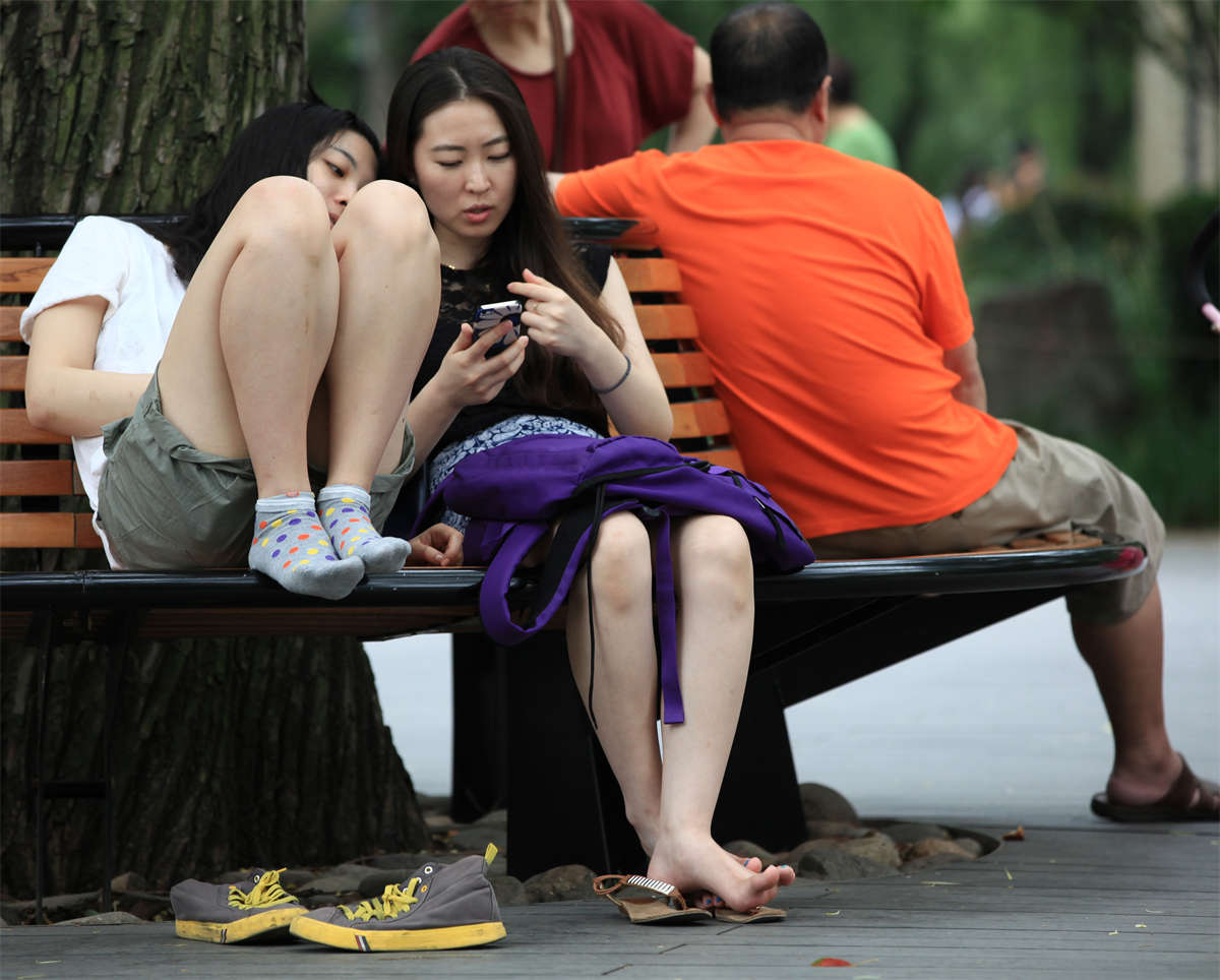 图片[2]-踏青公园街拍系列No.1438 不一般的长椅美女全方位秀脚图-日更街拍