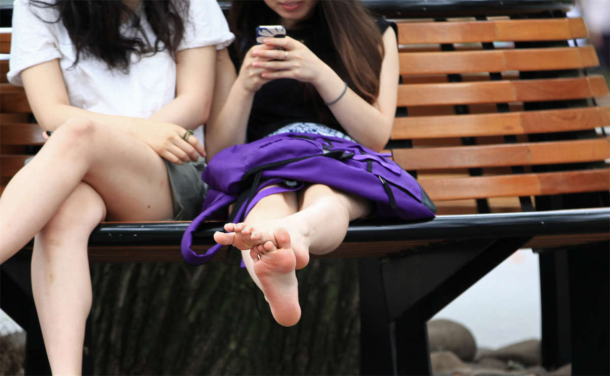 踏青公园街拍系列No.1438 不一般的长椅美女全方位秀脚图-日更街拍
