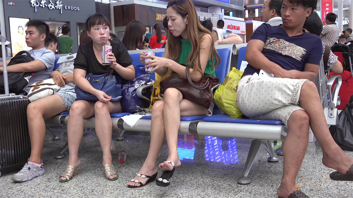 女人修炼到了美魔女级，玩鞋的境界必须出神入化-日更街拍