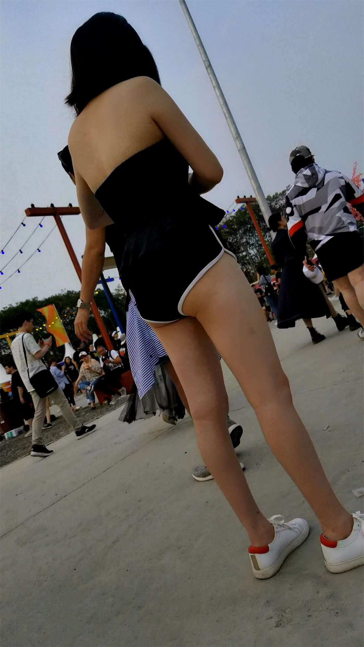 图片[2]-紧身短衣短裤辣妹-日更街拍