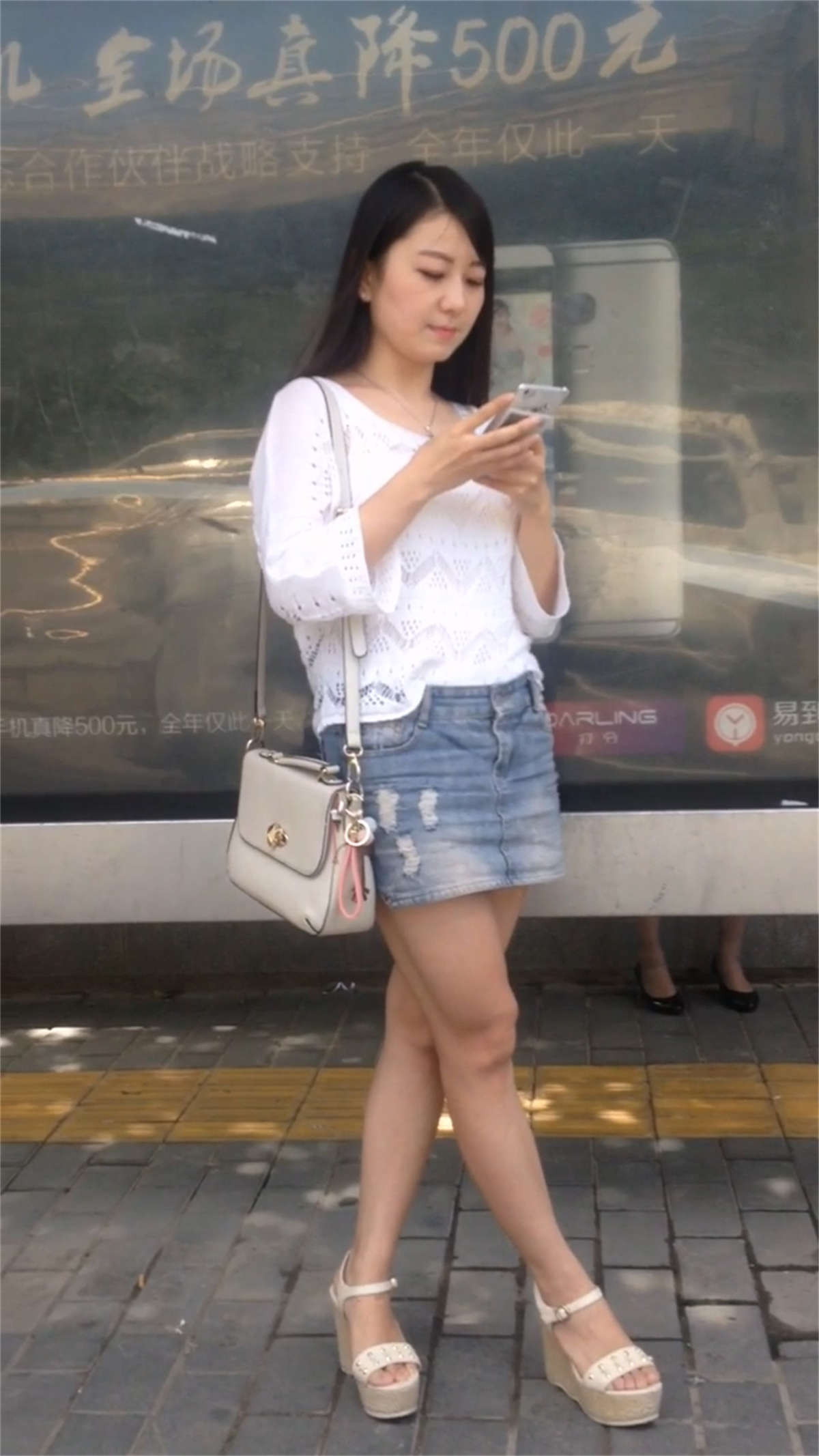 图片[2]-等公交车的MM很漂亮-日更街拍