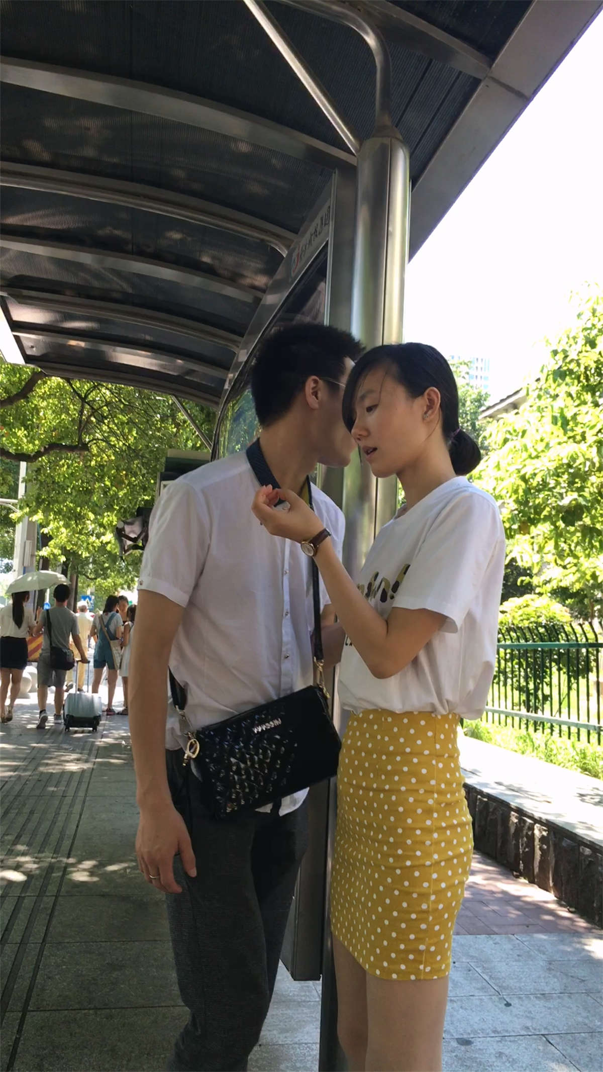 等公交车的黄色紧绷短裙极品好身材肉丝高跟妹子-日更街拍