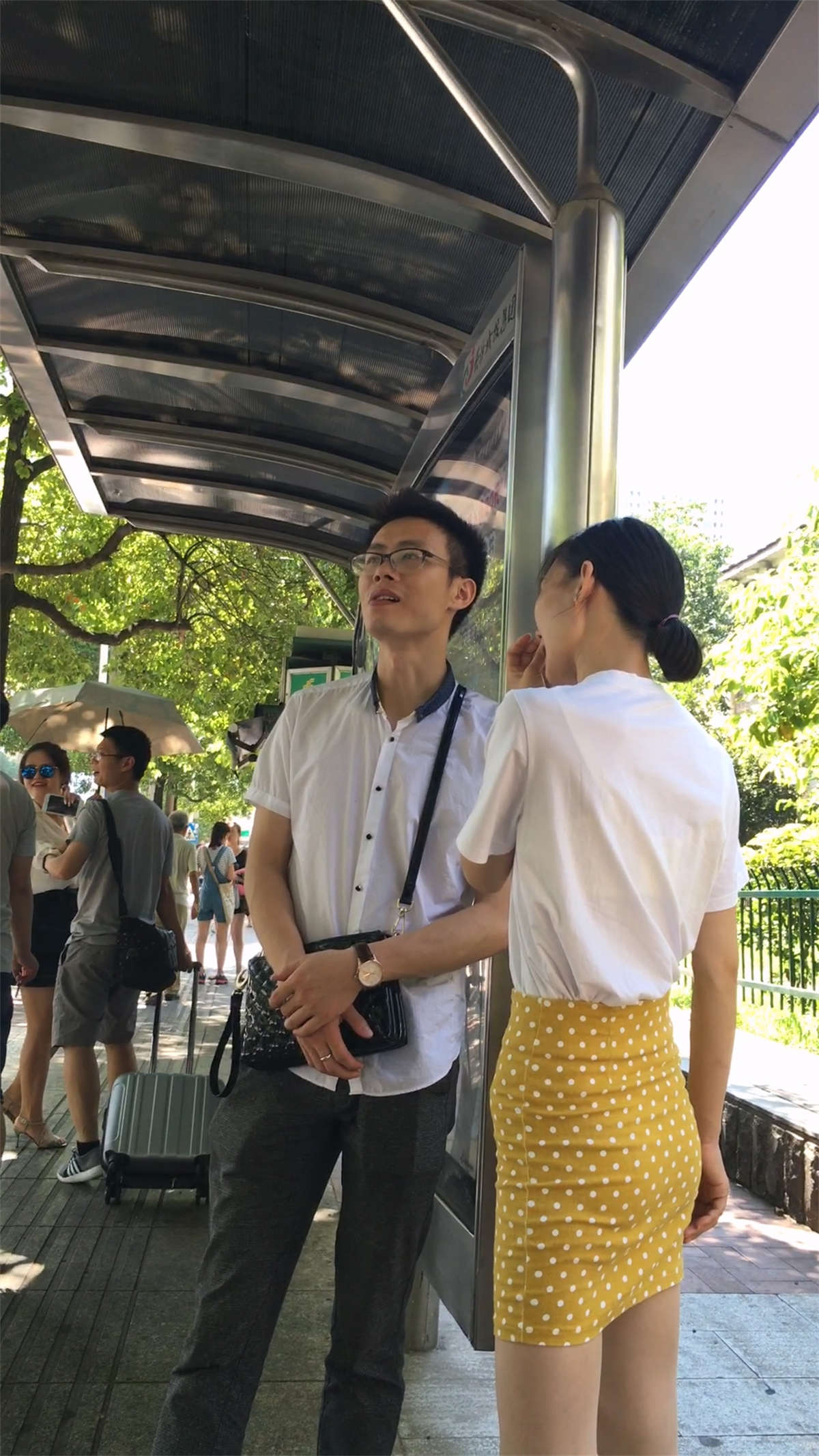 图片[2]-等公交车的黄色紧绷短裙极品好身材肉丝高跟妹子-日更街拍