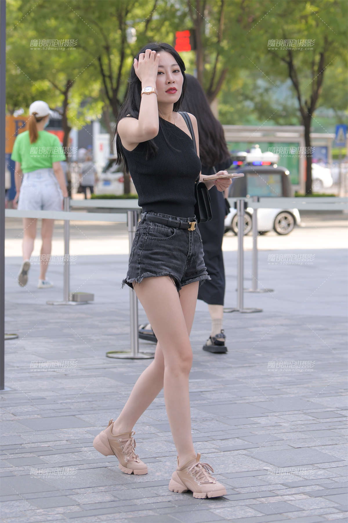 黑色热裤美女-日更街拍