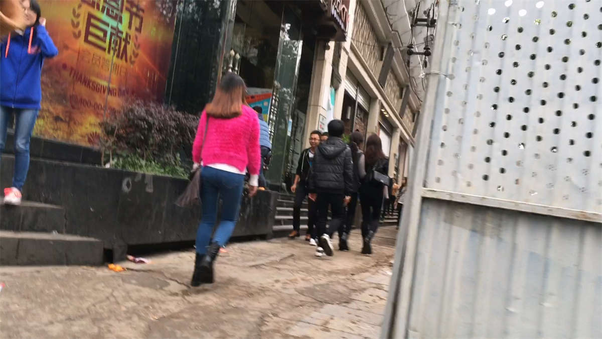 紧身蓝牛学生妹的美臀-日更街拍