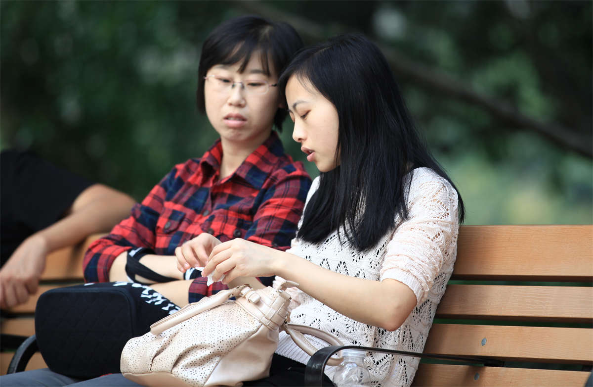 图片[2]-踏青公园街拍系列No.1439 不出所料，MM一坐下就把鞋脱了-日更街拍