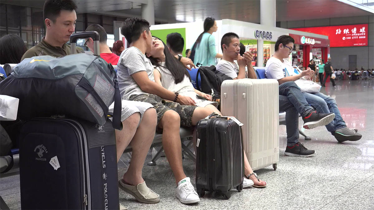 图片[2]-我承认，靓妹这两只挑染一趾的勾魂艳足把我深深吸引了-日更街拍