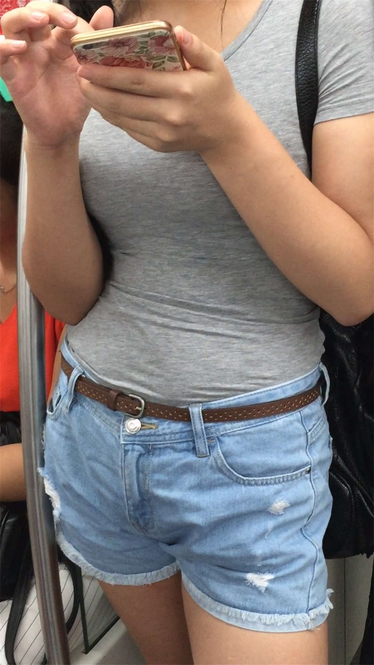 图片[2]-地铁上的极品短裤妹子-日更街拍