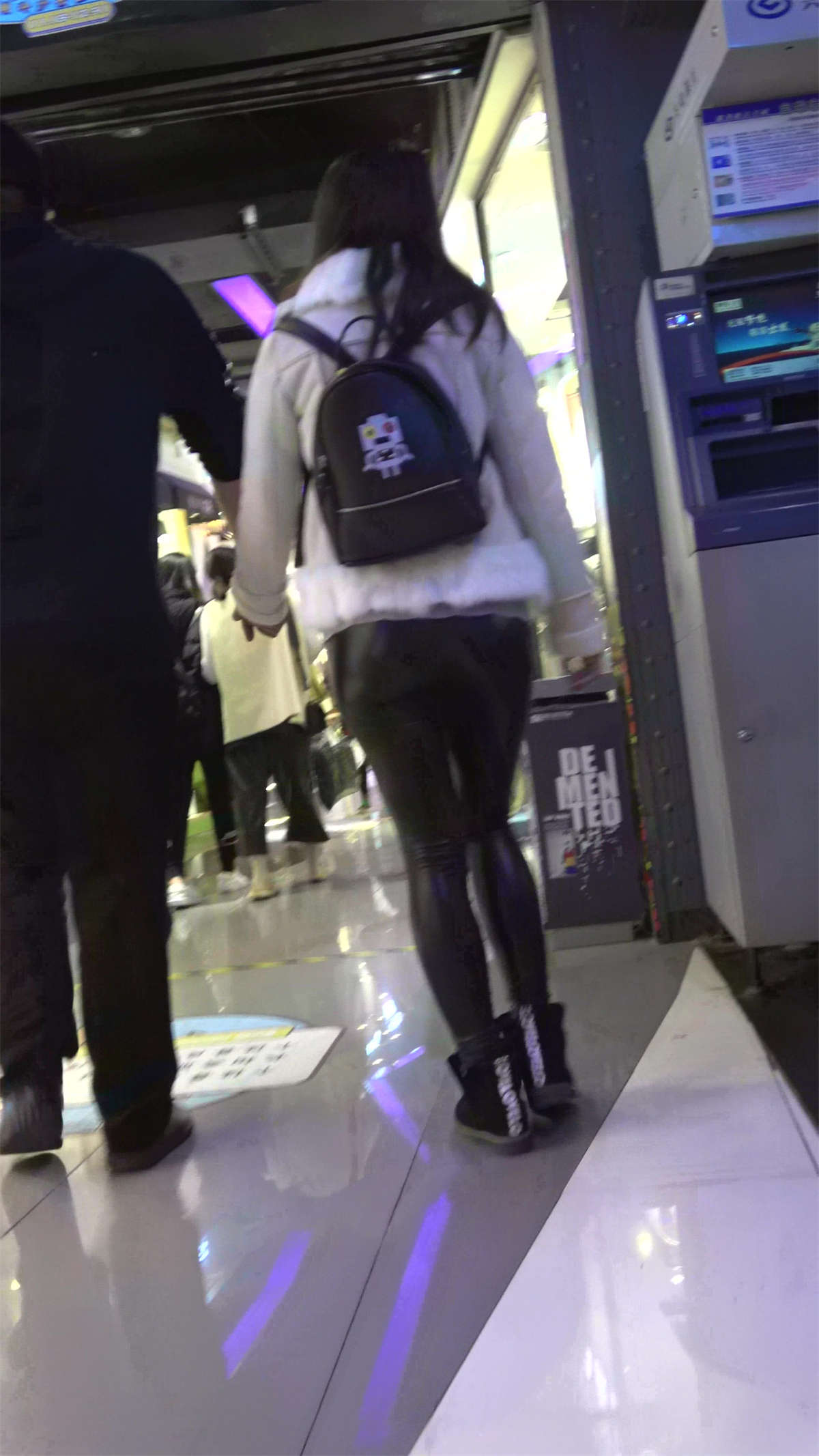 图片[2]-皮裤翘臀MM-日更街拍